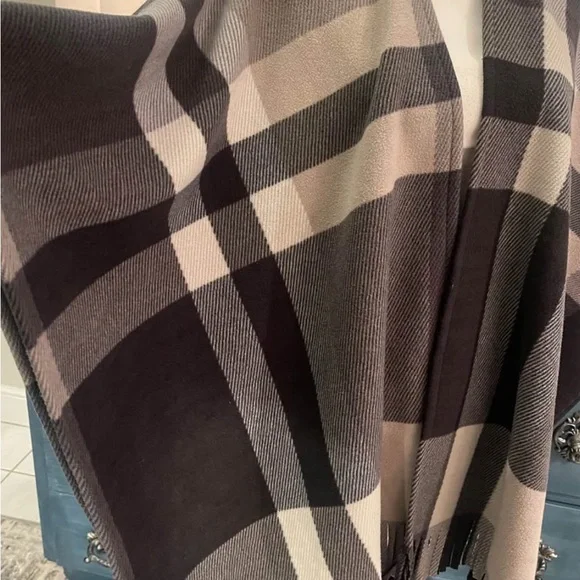 Rachel Roy Elegant Black, Gray Cream Plaid Shawl/Cape/Poncho One Sz warm fringe - Picture 3 of 11